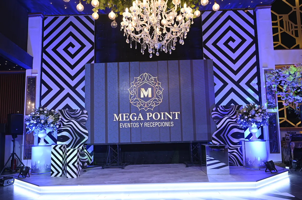 Evento corporativo MEGA POINT — pantalla LED con logotipo, chandelier de cristal y montaje de gala