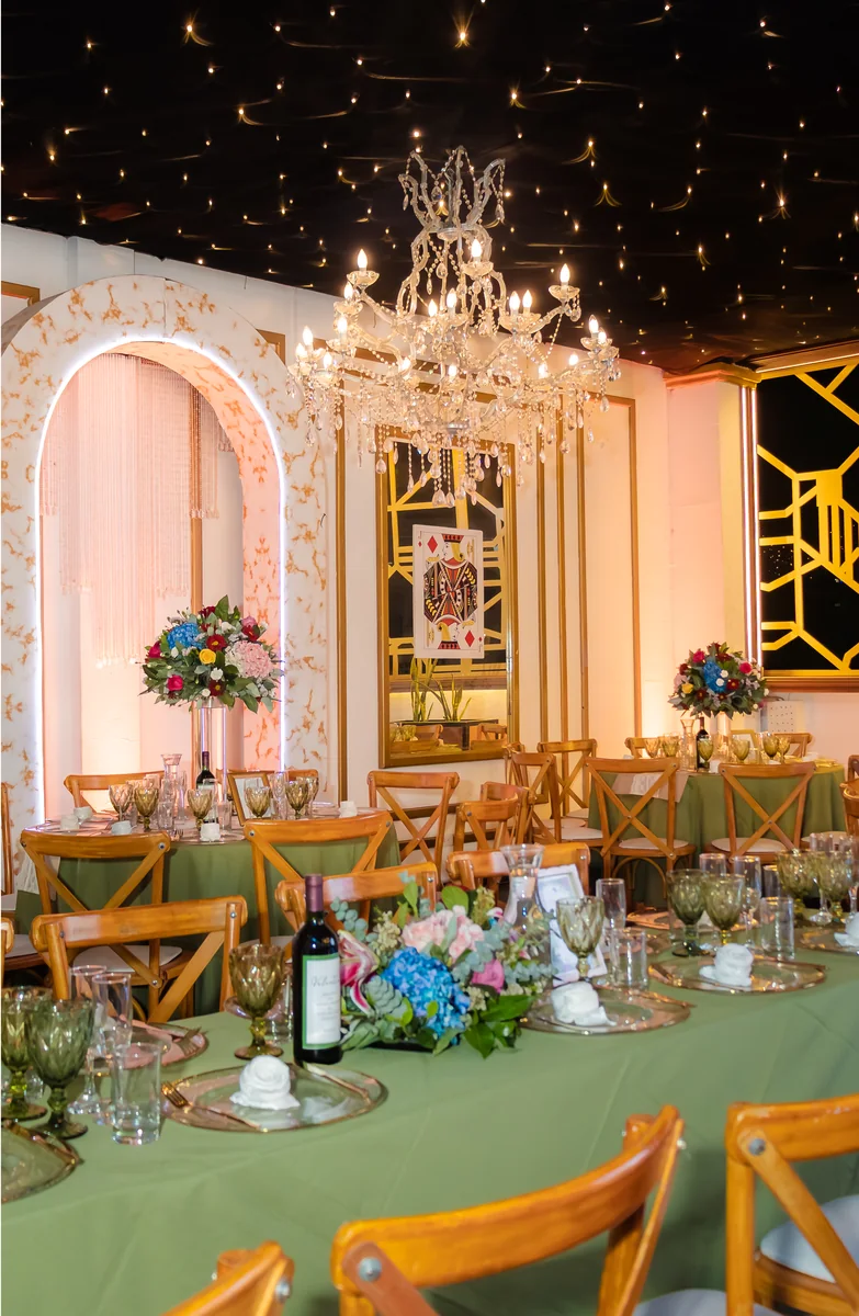 Salón de eventos sociales MEGA POINT — candelabros de cristal y arreglos florales blancos