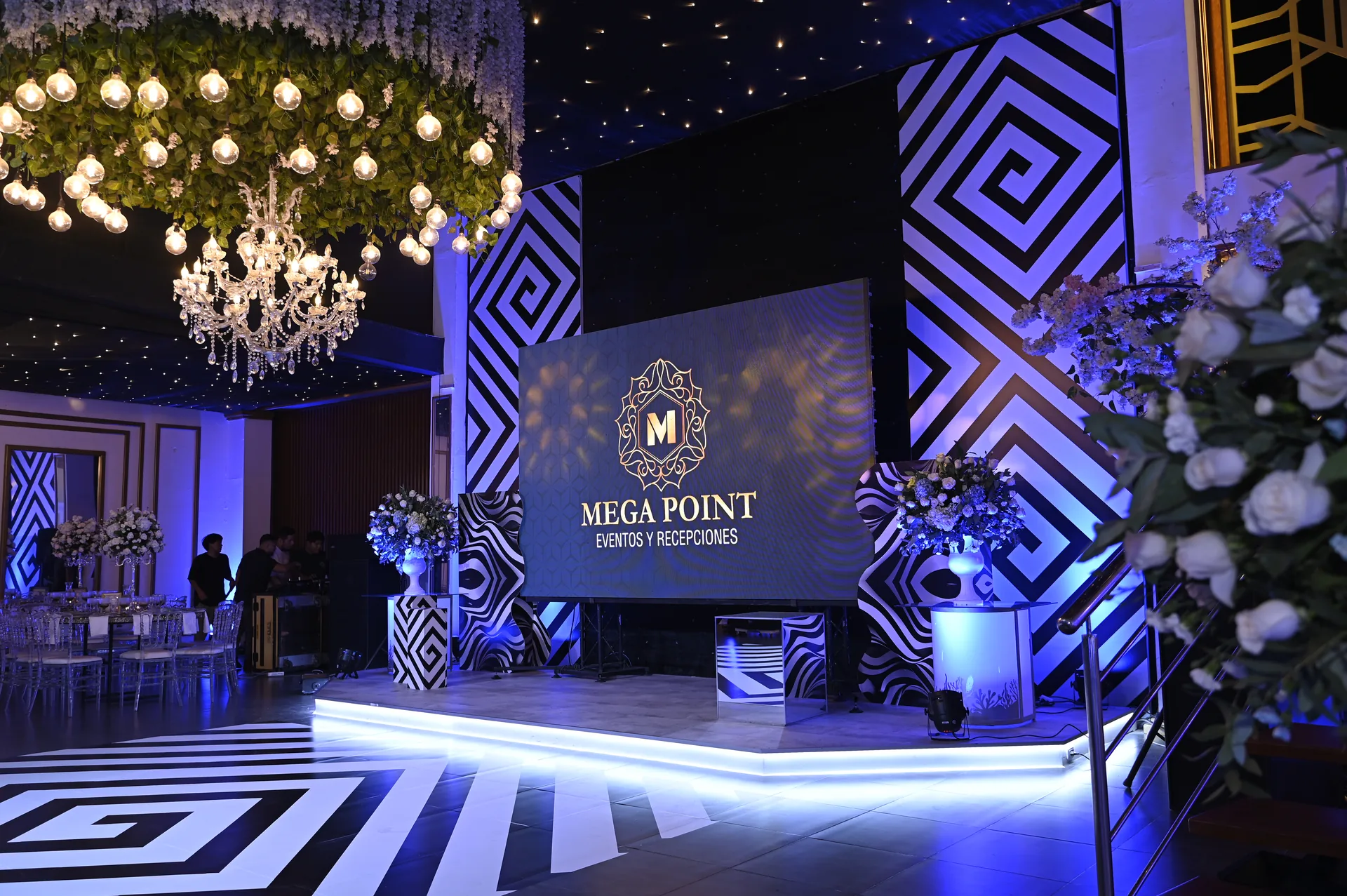 Escenario iluminado y producción de eventos de lujo MEGA POINT