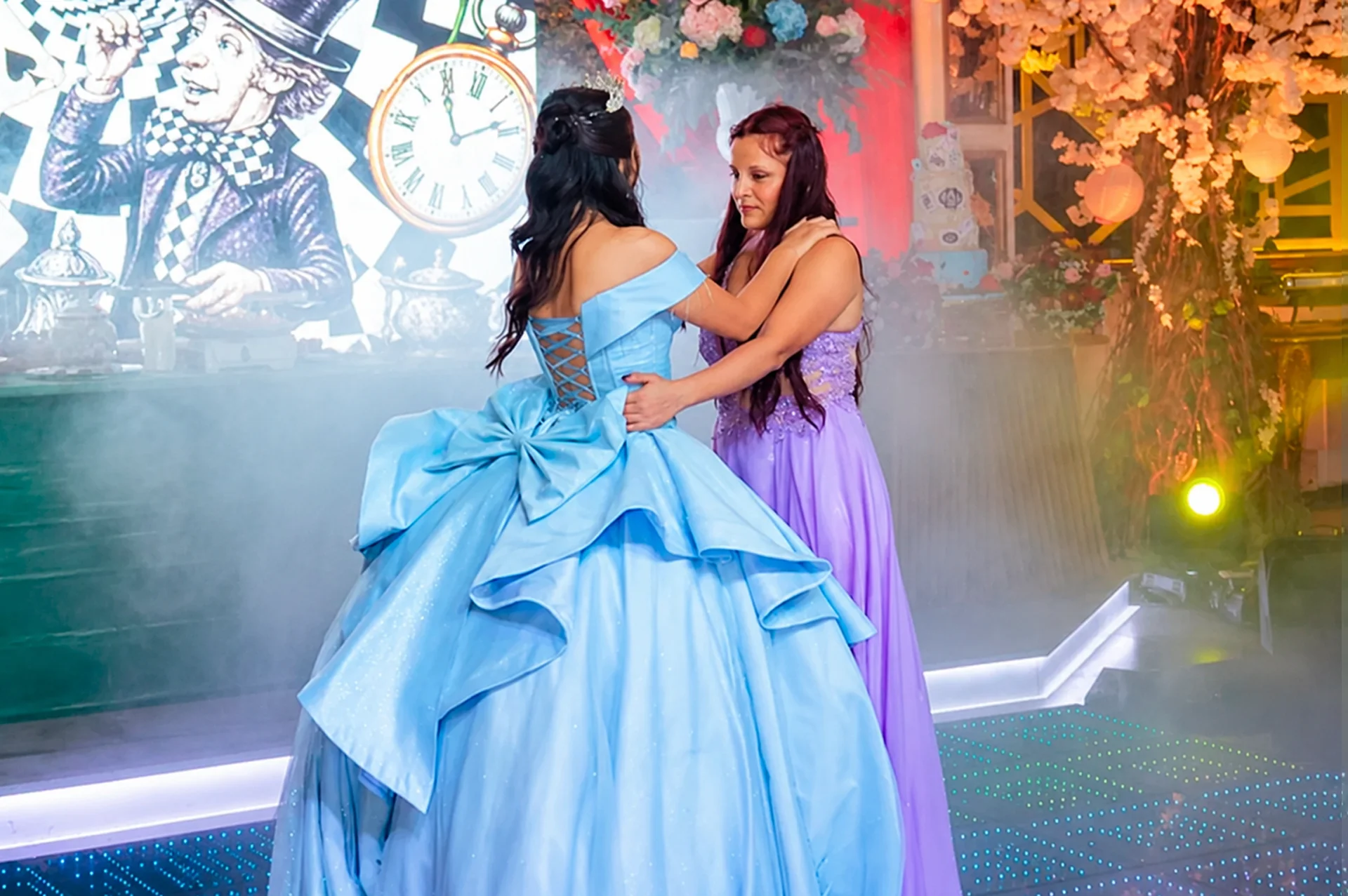 Celebración de quinceaños MEGA POINT — luces de neón rosa y azul, globos metálicos